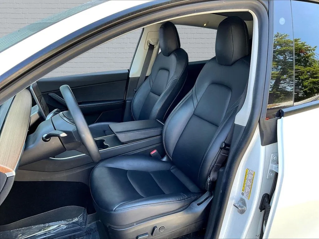 Tesla Model Y photo 14