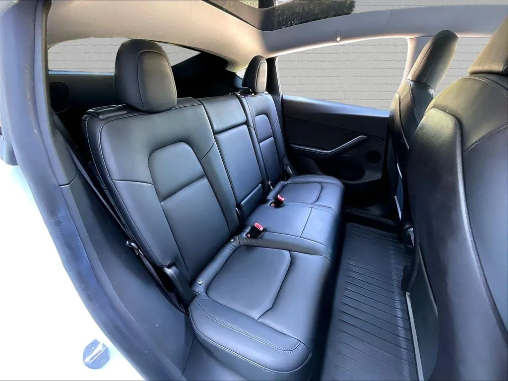 Tesla Model Y photo 17