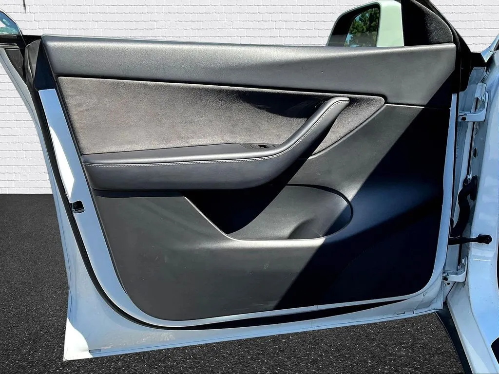 Tesla Model Y photo 13