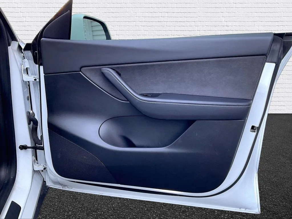 Tesla Model Y photo 19