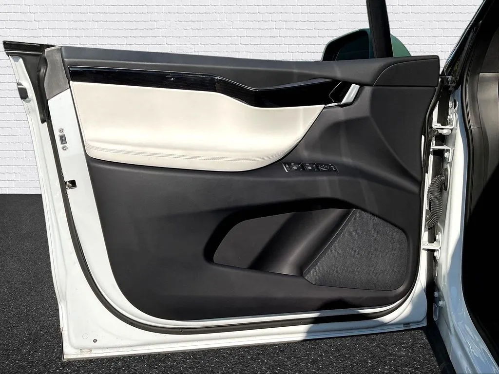 Tesla Model X photo 14