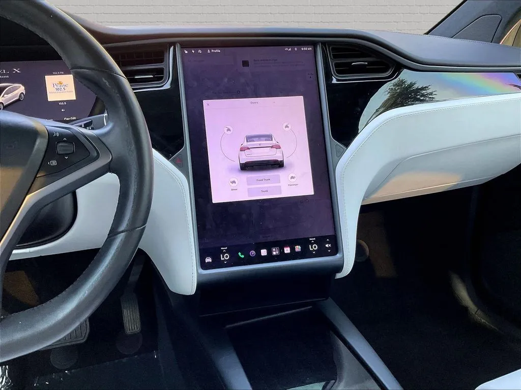 Tesla Model X photo 9