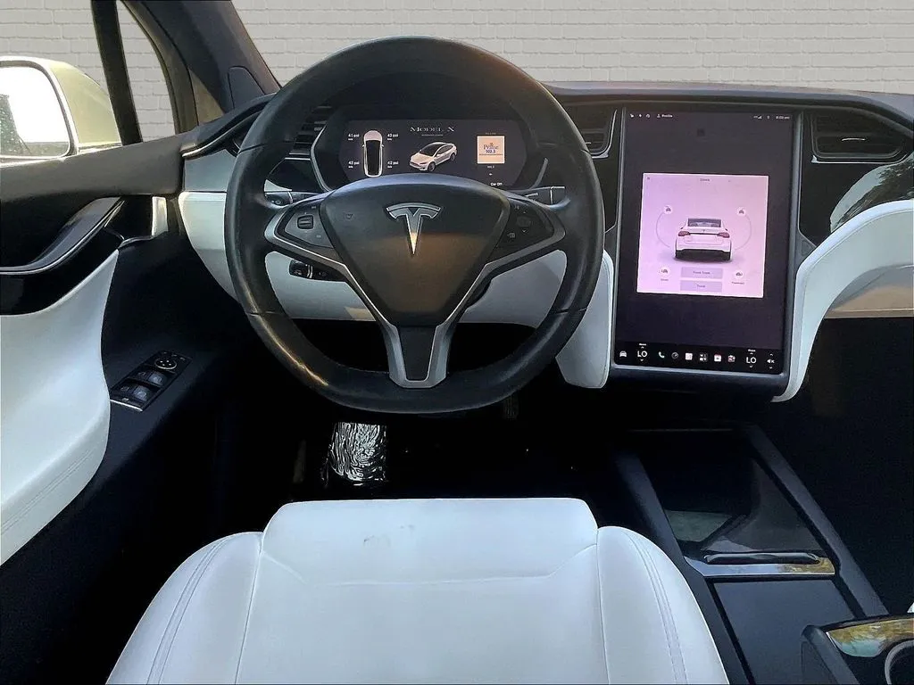 Tesla Model X photo 8