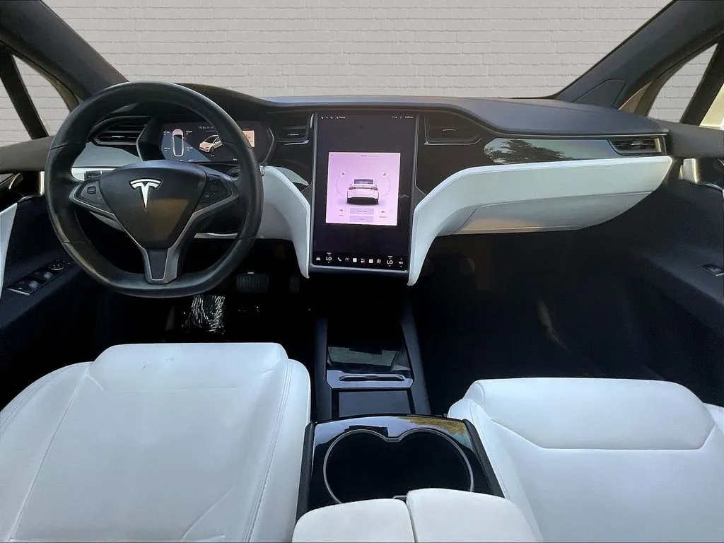 Tesla Model X photo 7
