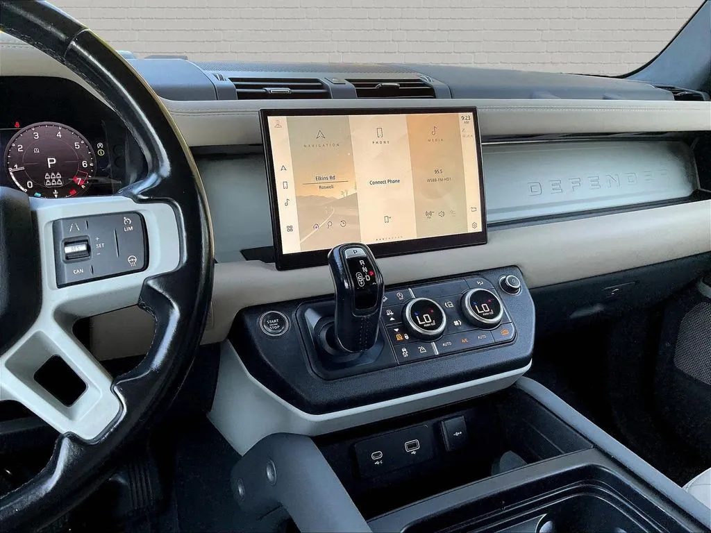 Land Rover Defender 130 photo 9