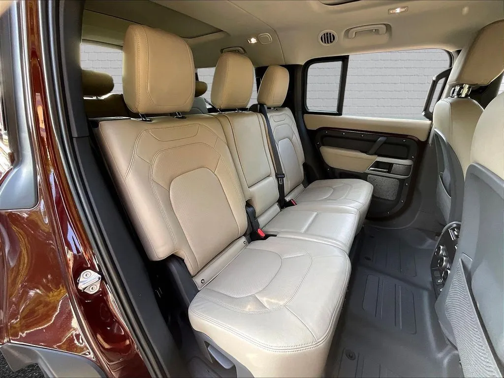 Land Rover Defender 130 photo 21