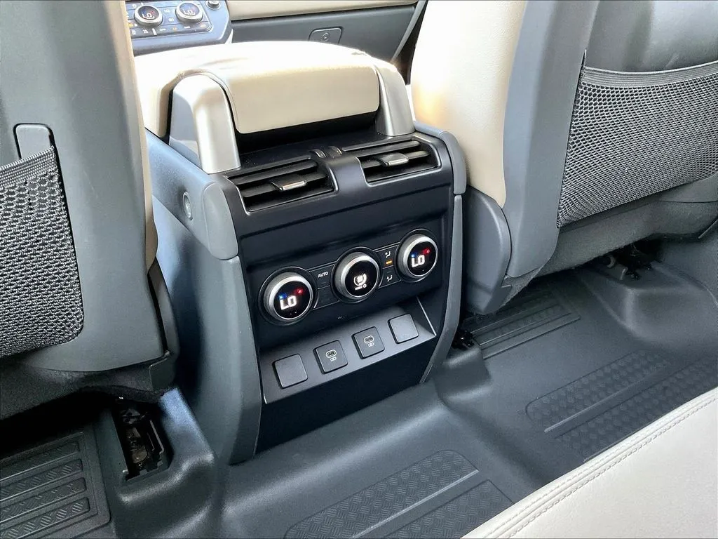 Land Rover Defender 130 photo 10