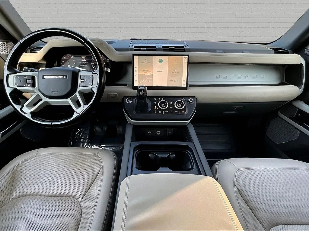 Land Rover Defender photo 7