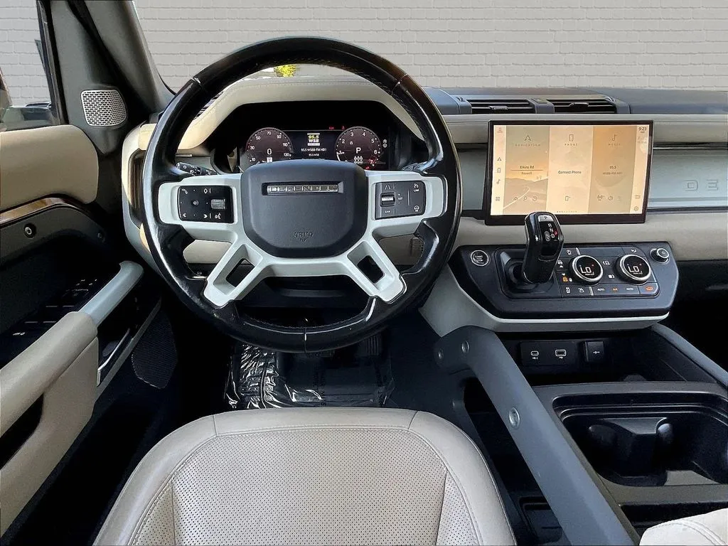 Land Rover Defender photo 8
