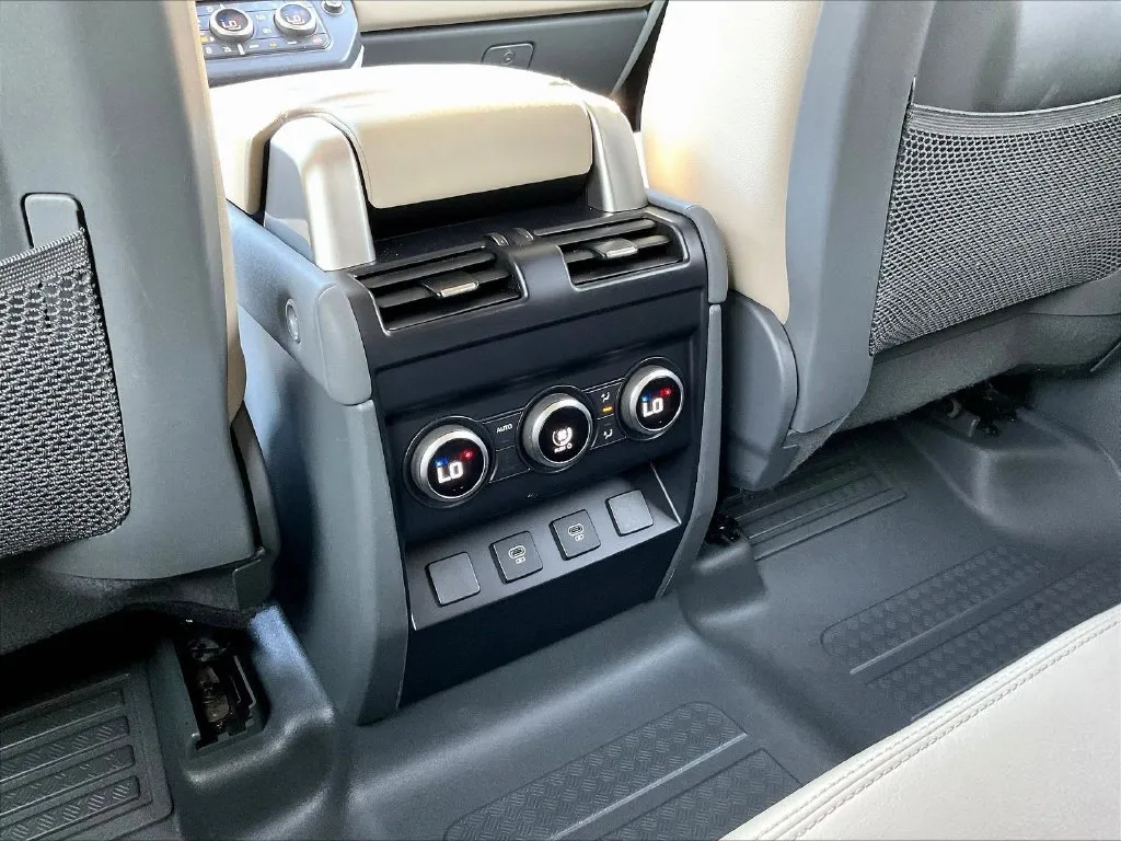 Land Rover Defender photo 10
