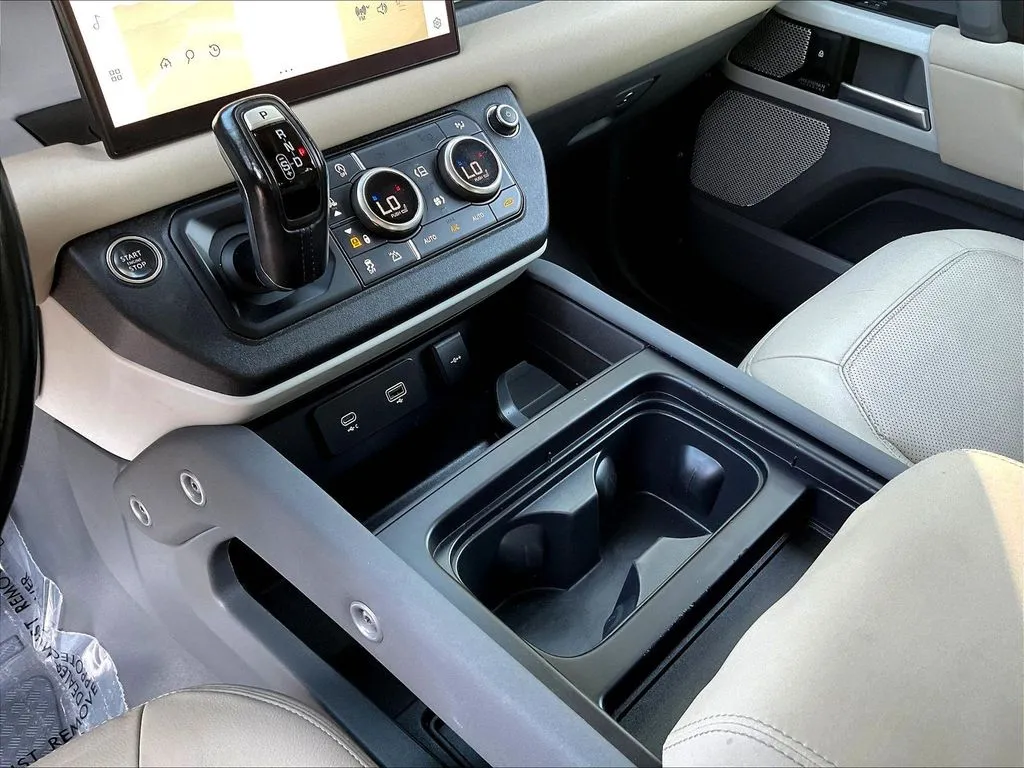Land Rover Defender photo 16