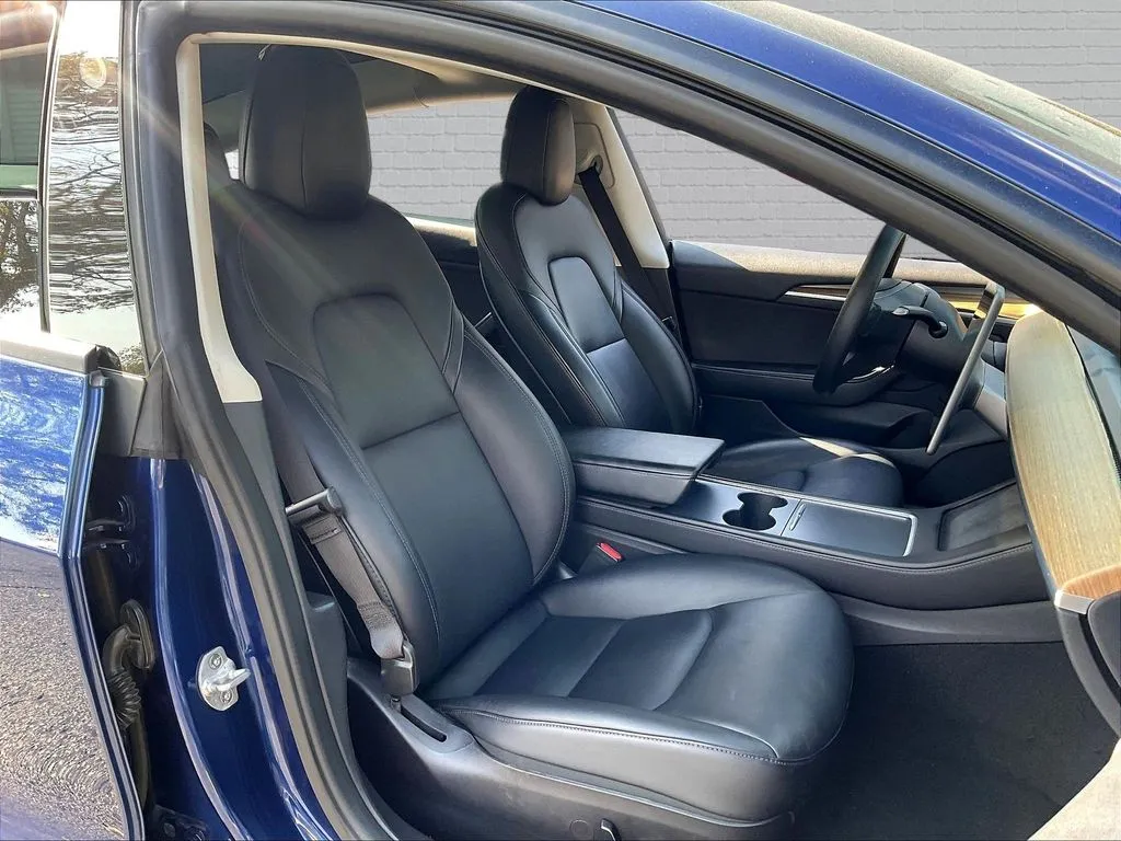 Tesla Model 3 photo 16