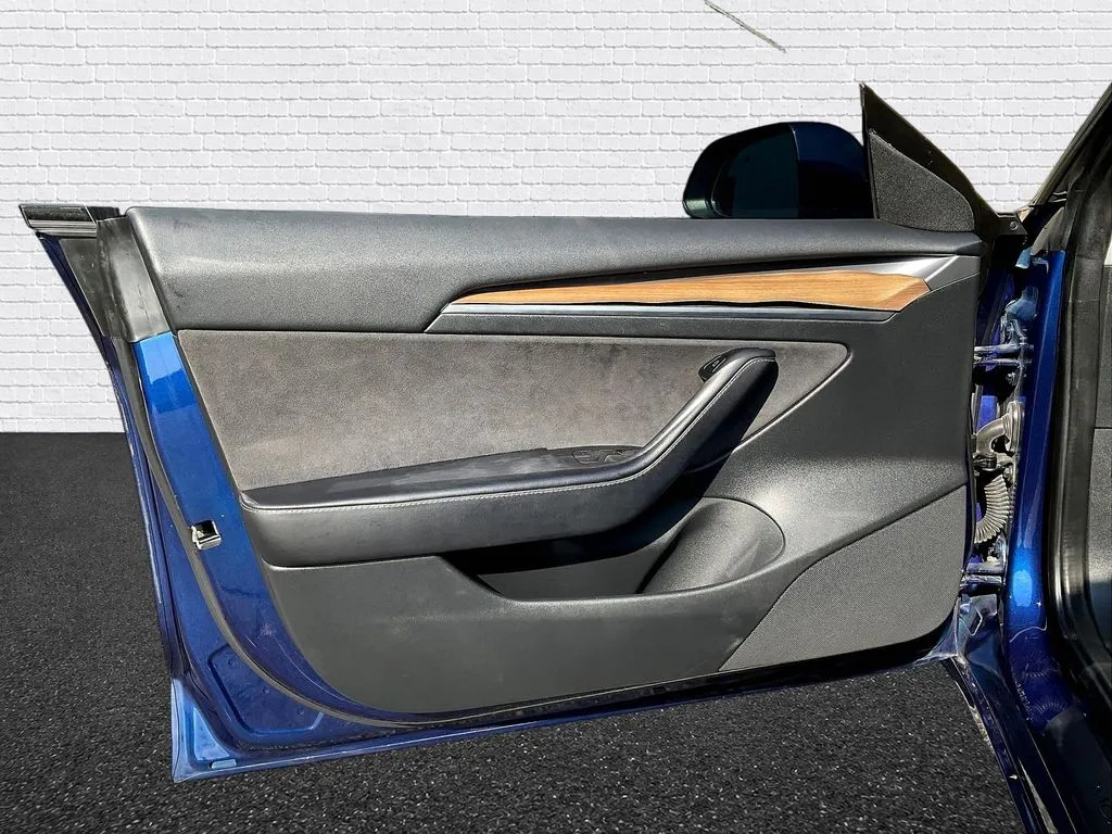 Tesla Model 3 photo 9