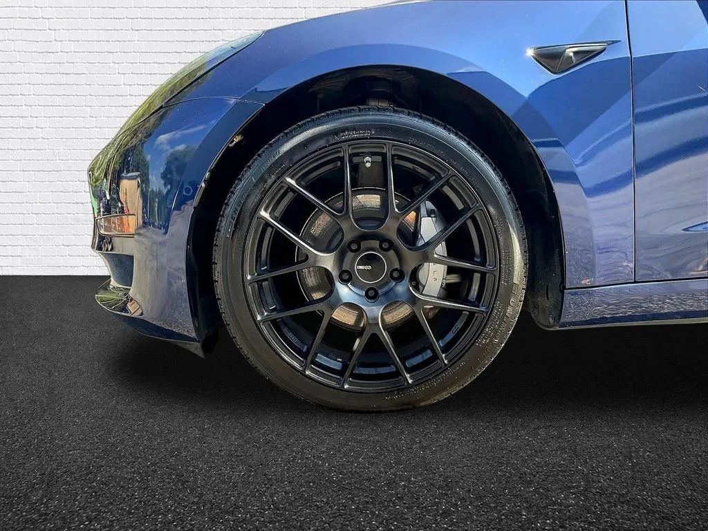 Tesla Model 3 photo 17