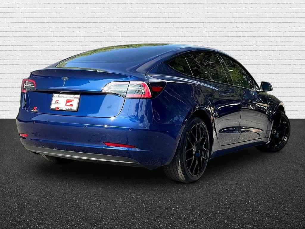 Tesla Model 3 photo 5
