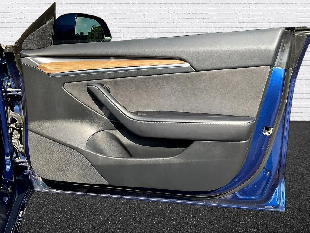 Tesla Model 3 photo 15