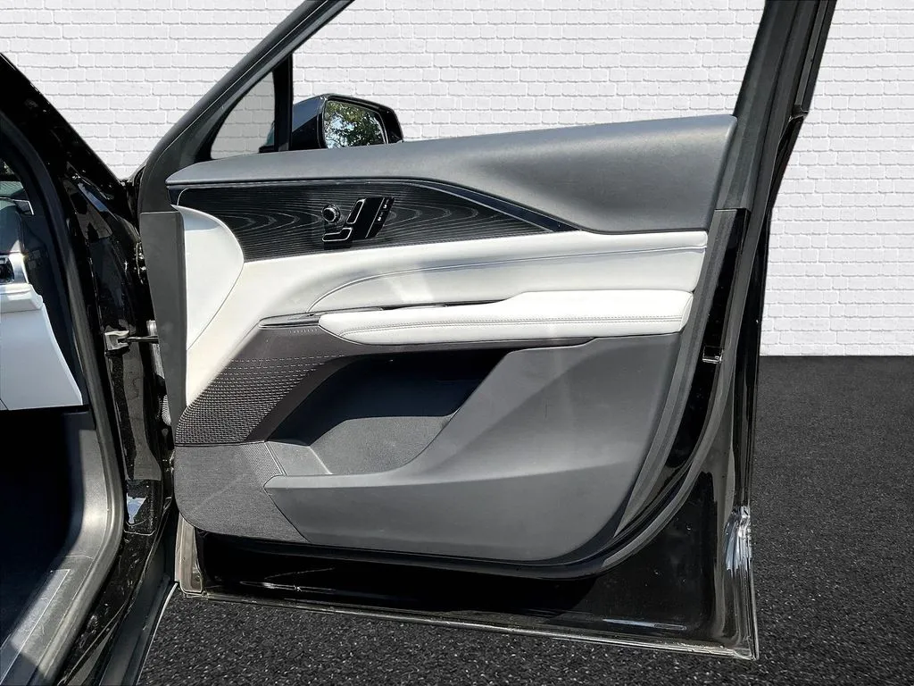 Cadillac LYRIQ photo 22