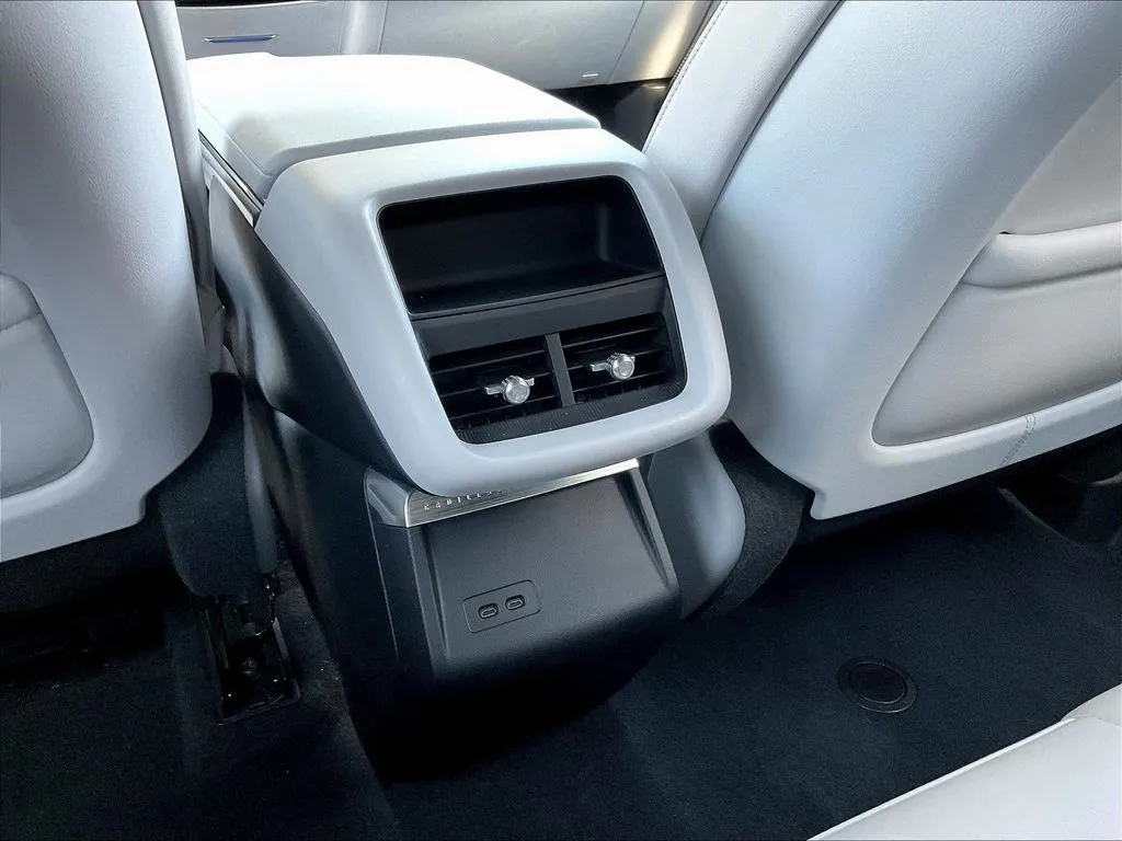 Cadillac LYRIQ photo 10