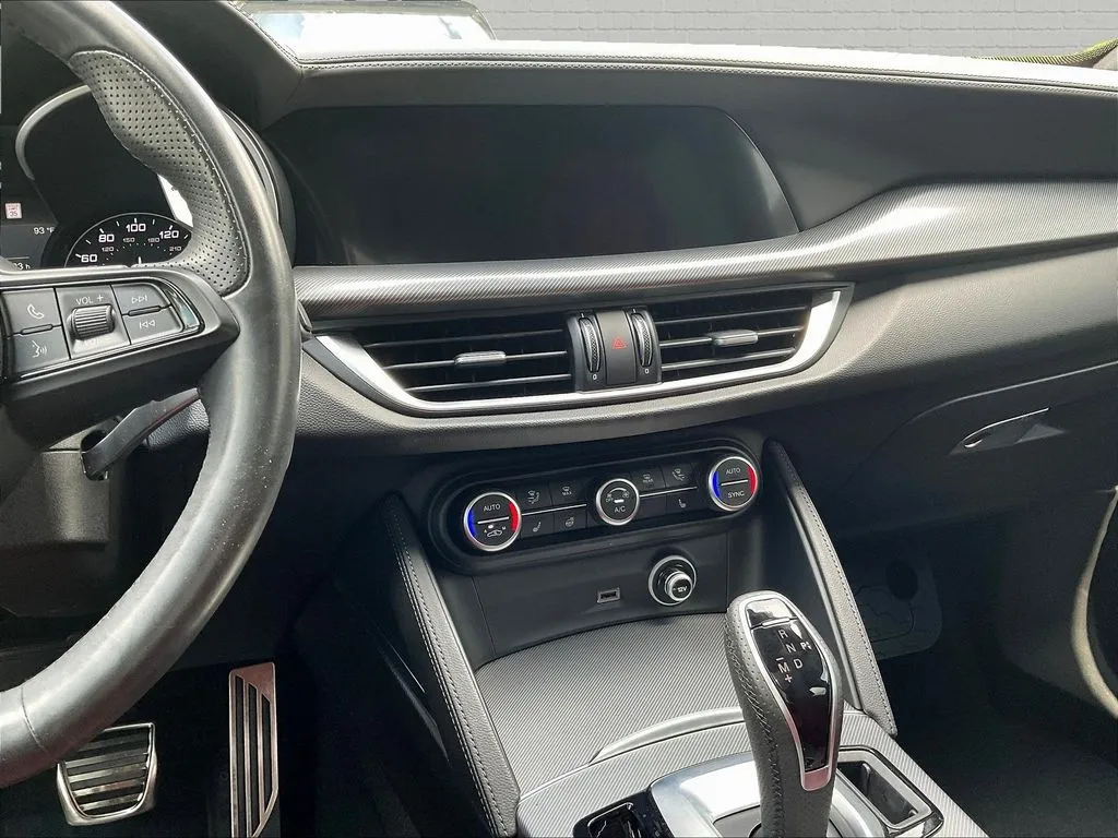 Alfa Romeo Stelvio photo 9