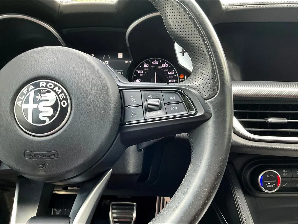 Alfa Romeo Stelvio photo 12