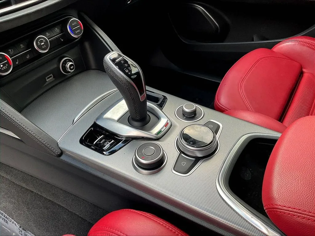 Alfa Romeo Stelvio photo 15