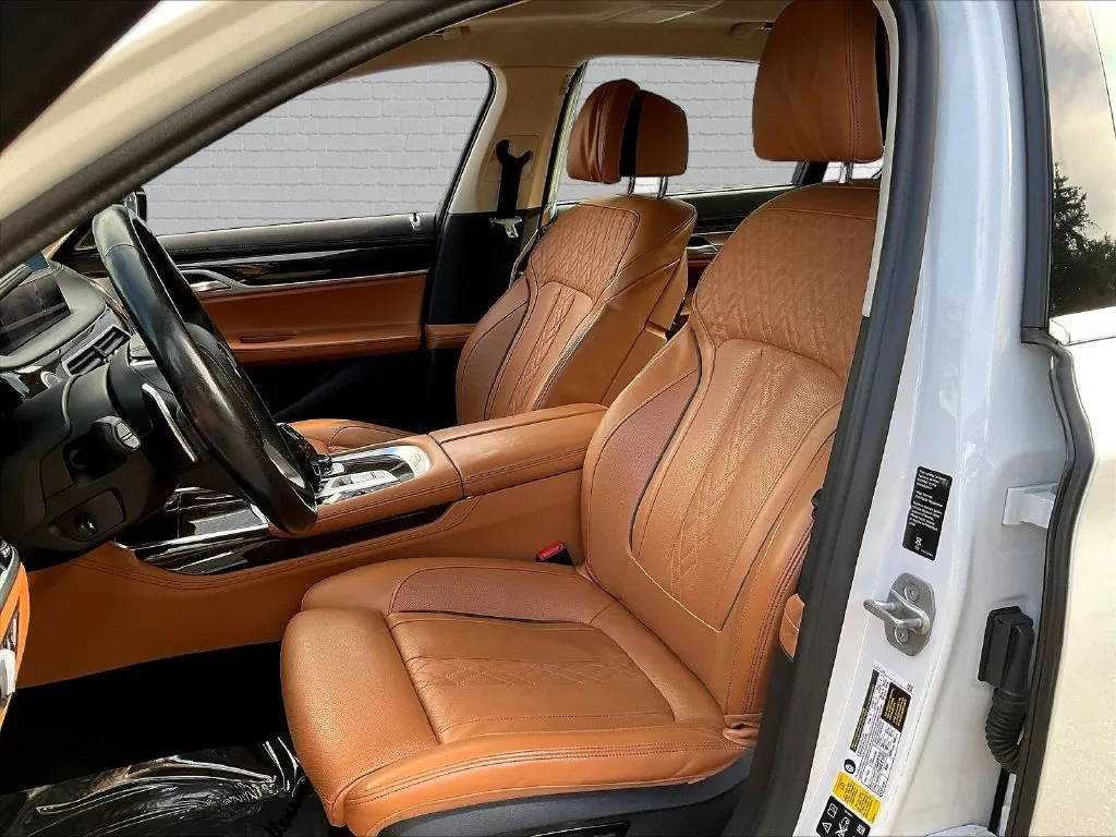 BMW 7 Series photo 17