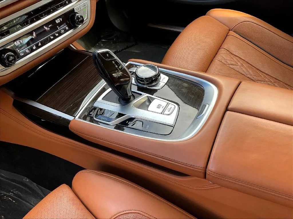 BMW 7 Series photo 14