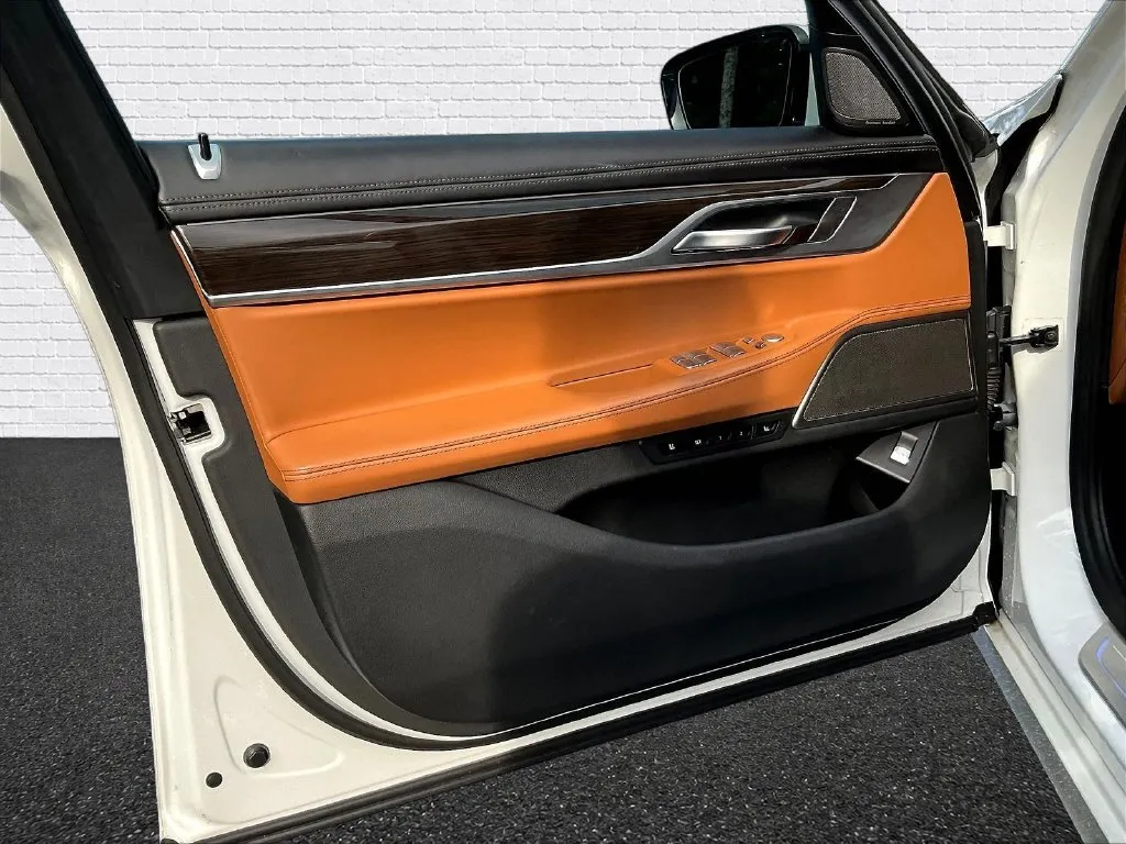 BMW 7 Series photo 16
