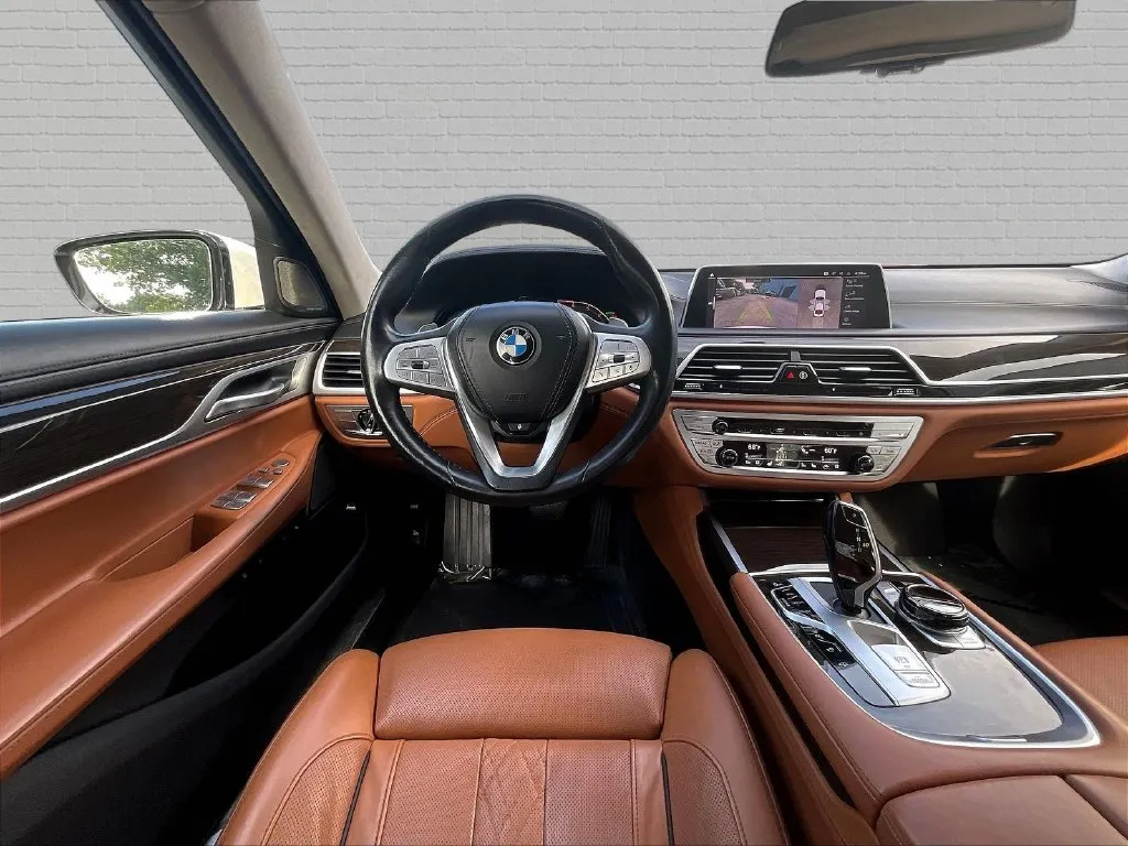 BMW 7 Series photo 7