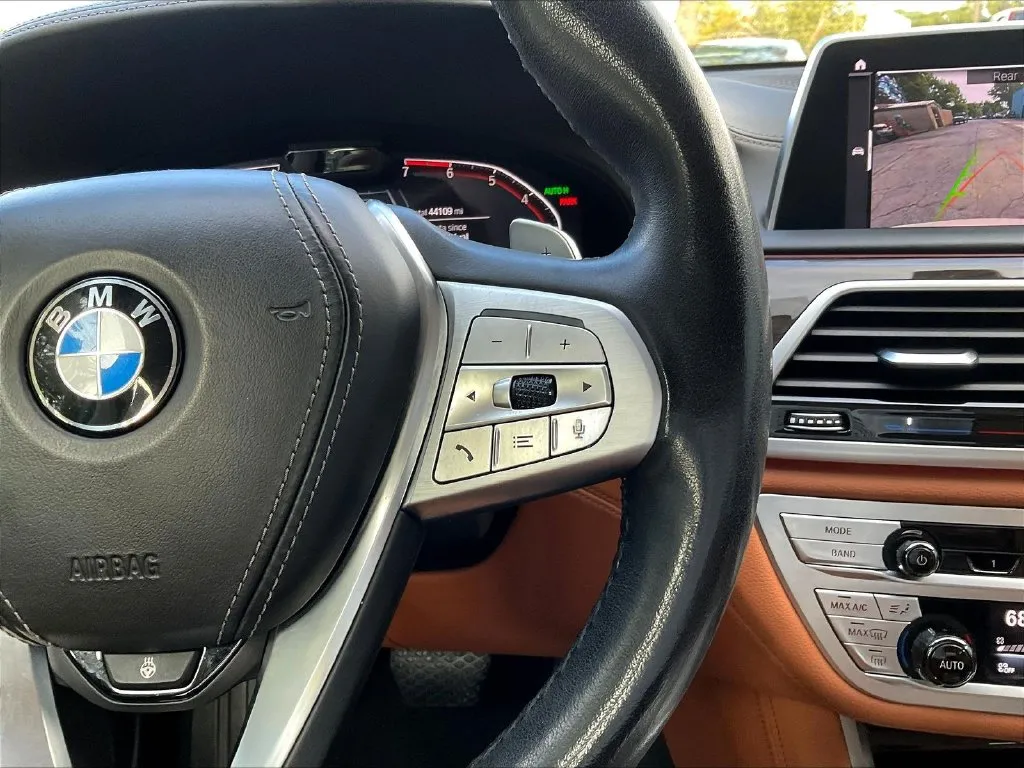 BMW 7 Series photo 10