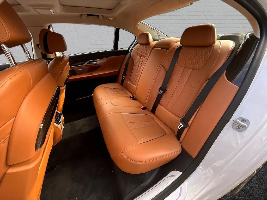BMW 7 Series photo 18