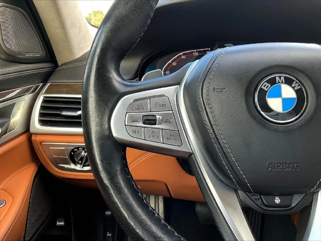BMW 7 Series photo 9
