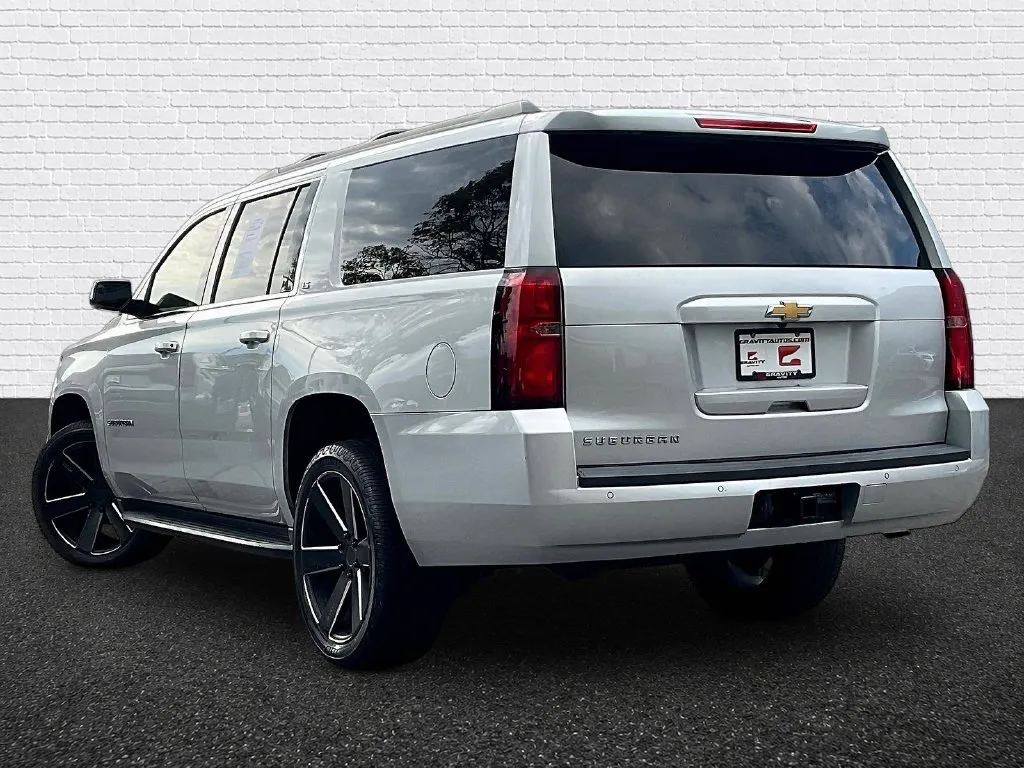 Chevrolet Suburban photo 4