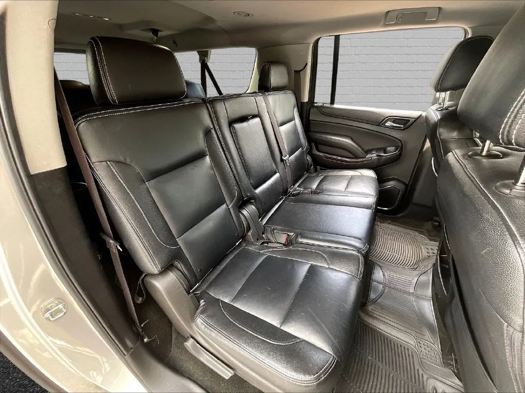 Chevrolet Suburban photo 18