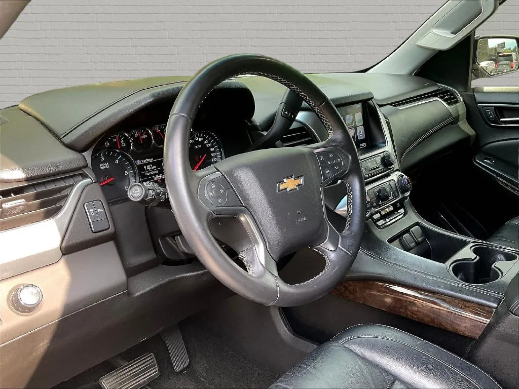 Chevrolet Suburban photo 14