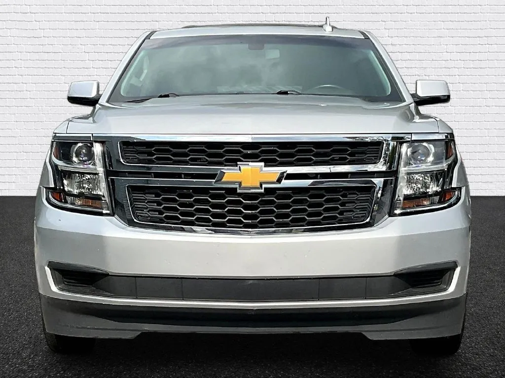 Chevrolet Suburban photo 2