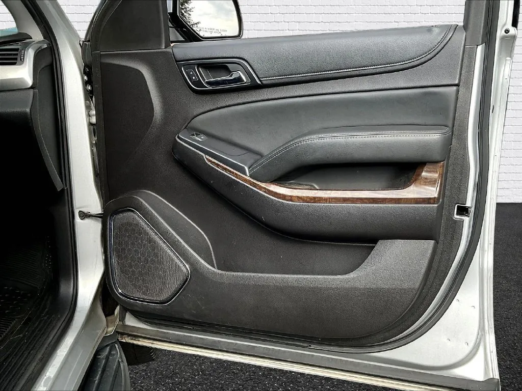 Chevrolet Suburban photo 19