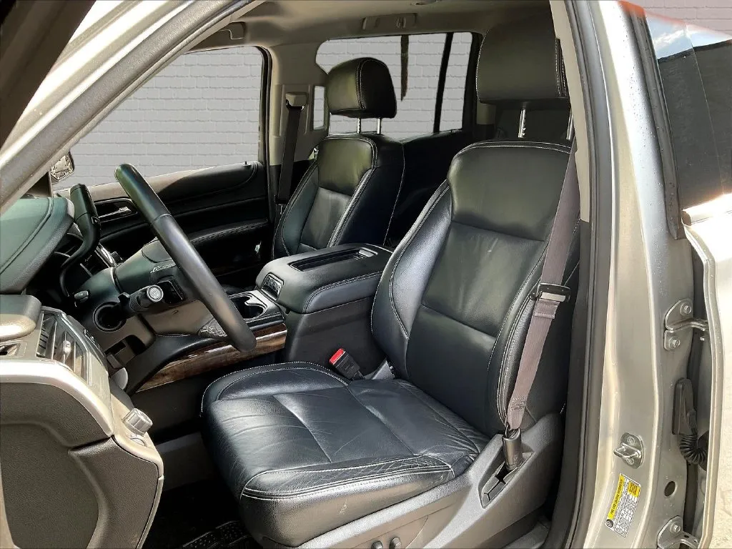 Chevrolet Suburban photo 15