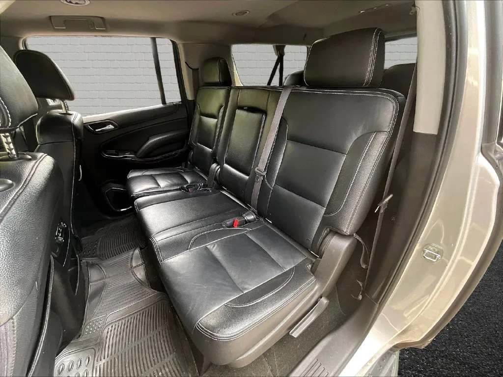 Chevrolet Suburban photo 16