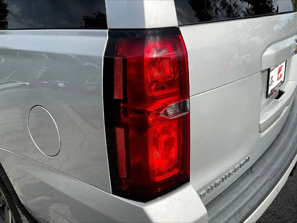 Chevrolet Suburban photo 17