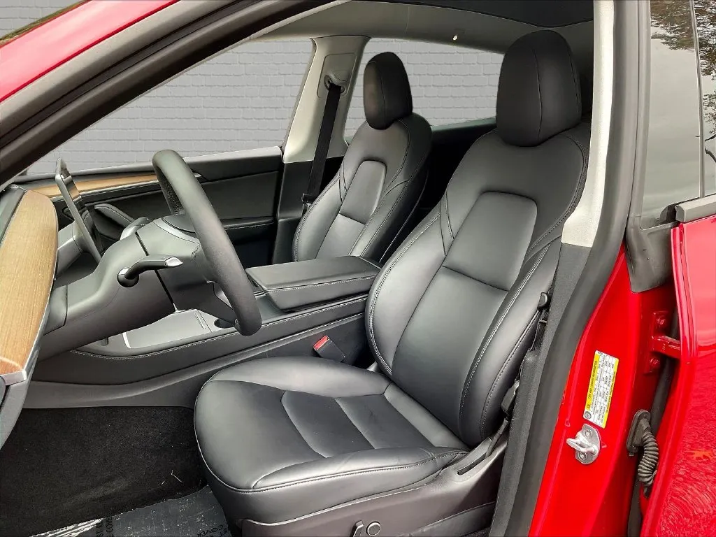 Tesla Model Y photo 12