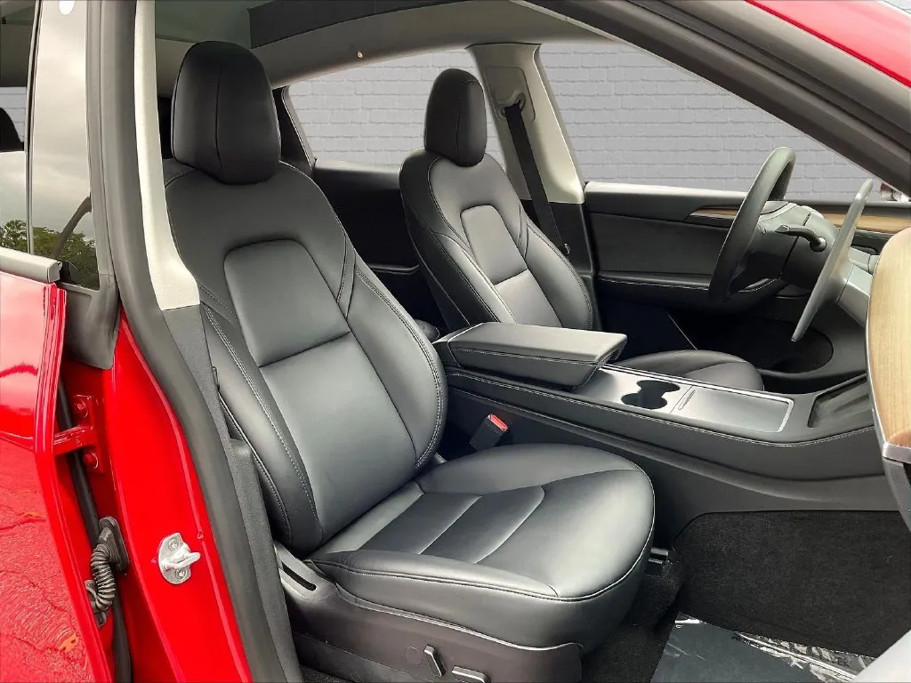 Tesla Model Y photo 18