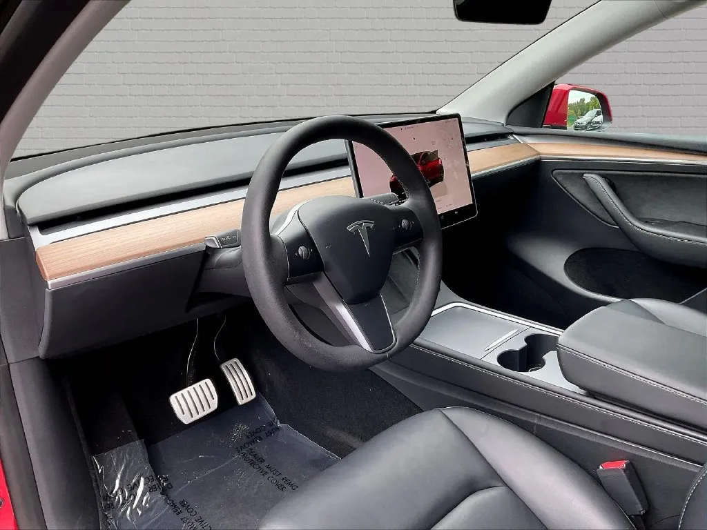 Tesla Model Y photo 10