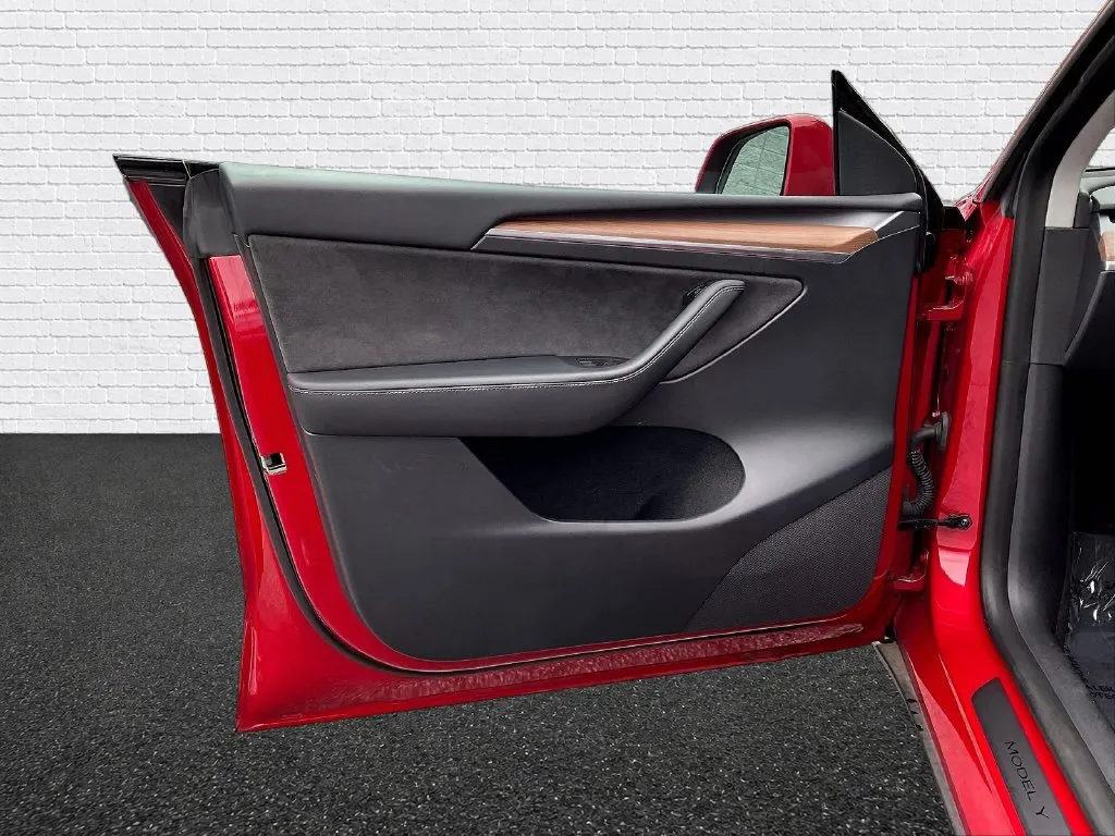 Tesla Model Y photo 11