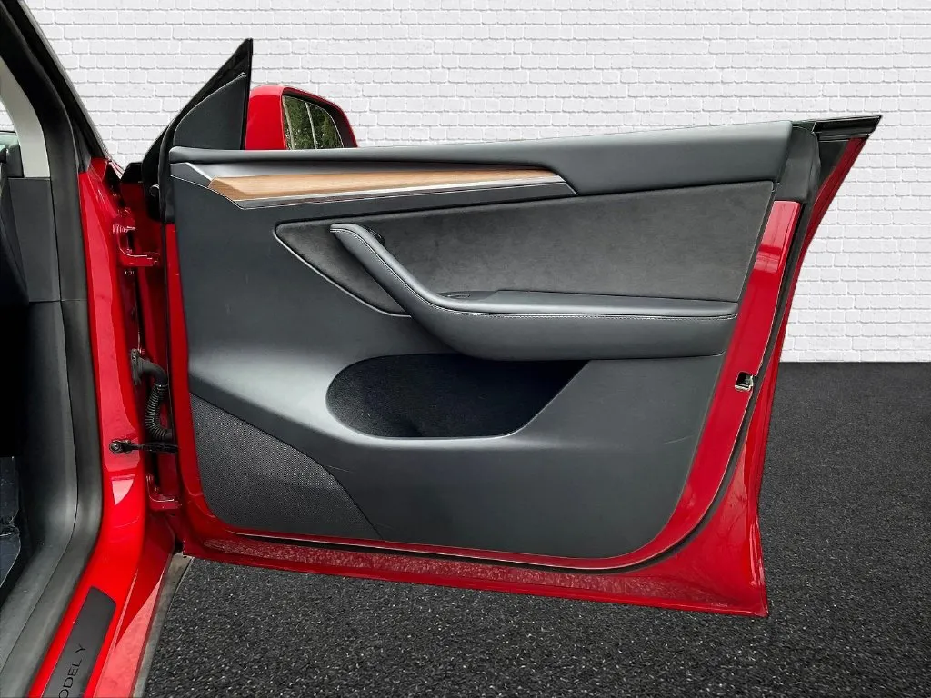 Tesla Model Y photo 17