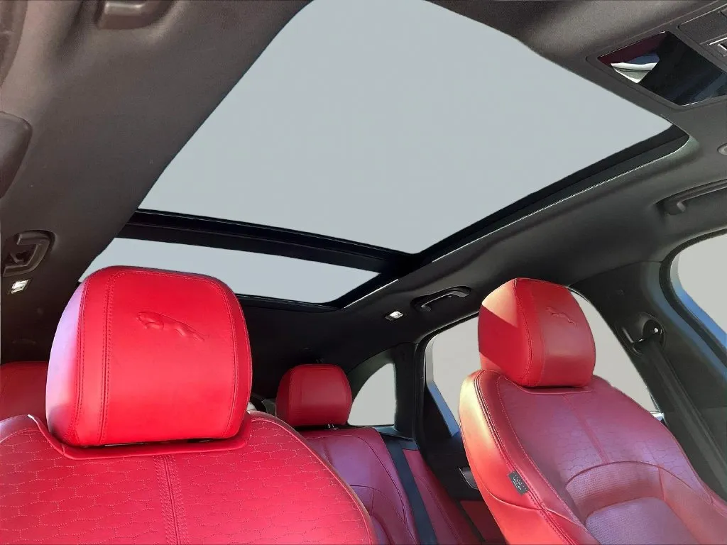 Jaguar F-PACE photo 19