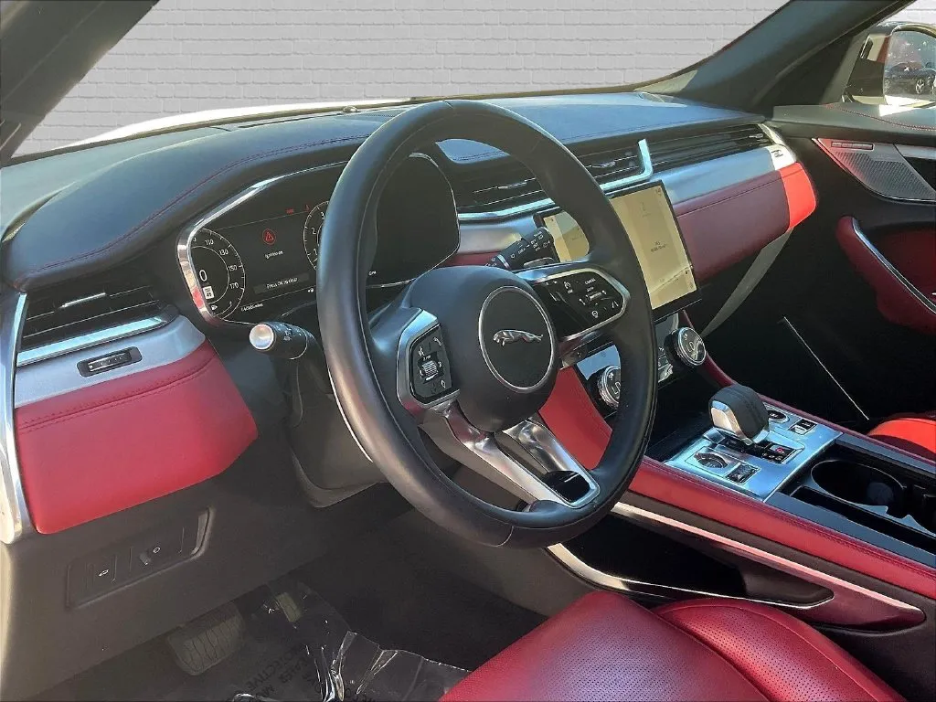 Jaguar F-PACE photo 12