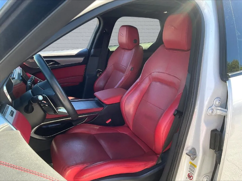 Jaguar F-PACE photo 15