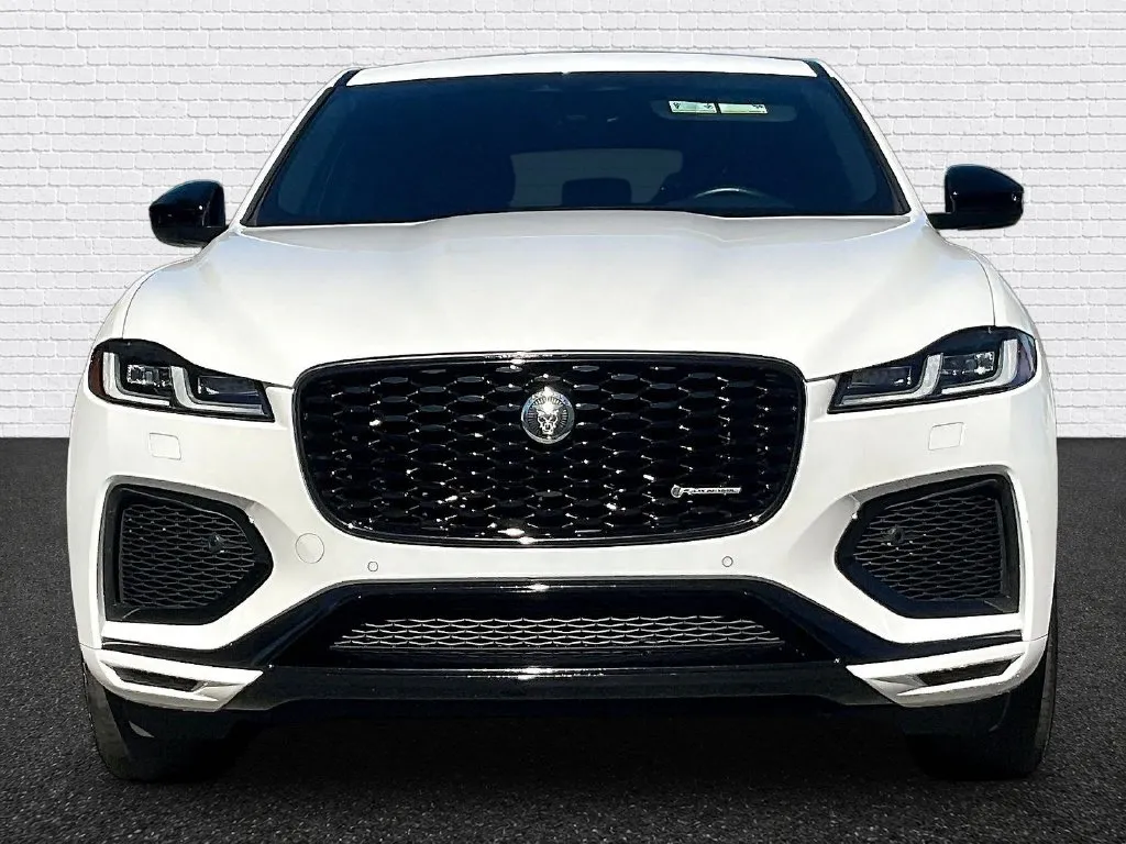 Jaguar F-PACE photo 2