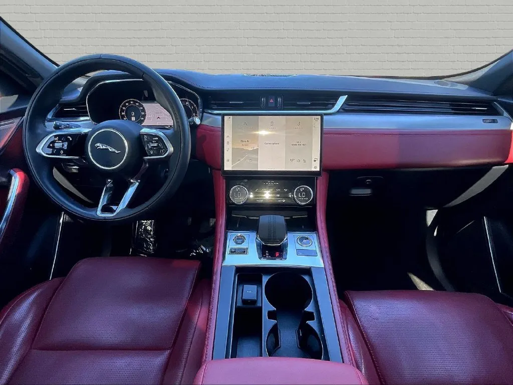 Jaguar F-PACE photo 6